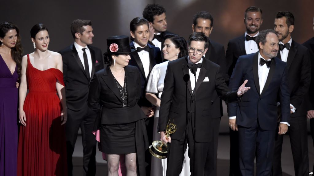 Amy Sherman-Palladino (frente y centro a la izquierda), Daniel Palladino y el elenco de "The Marvelous Mrs. Maisel" aceptan el premio por mejor comedia en la 70 entrega de los Premios Emmy el lunes, 17 de septiembre de 2018 en el Teatro Microsoft en Los Ángeles.