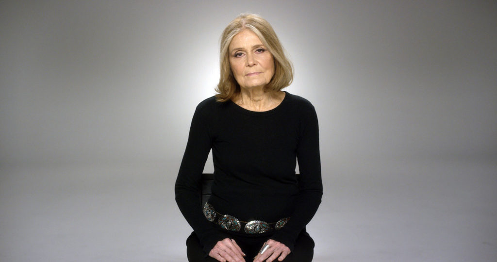 Gloria Steinem sentada mirando de frente.