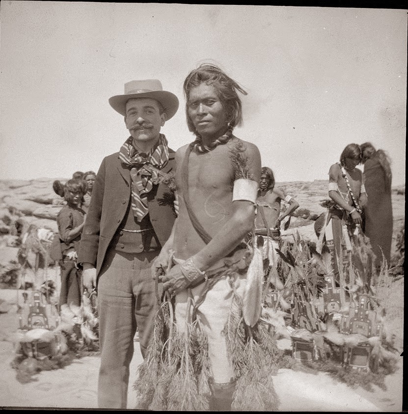 Aby Warburg posa junto a un habitante originario de Arizona