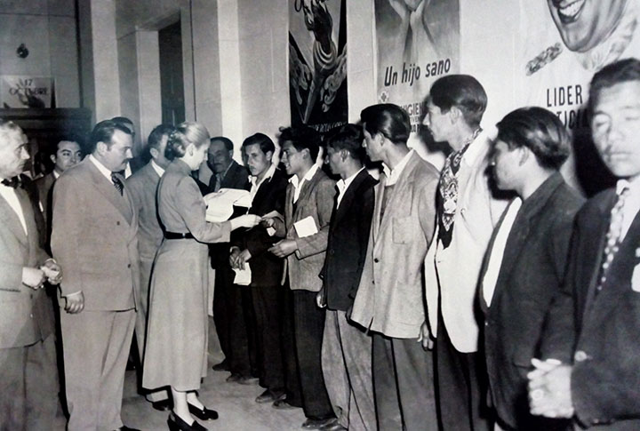 Fotografía de Eva Perón junto a un grupo de obreros