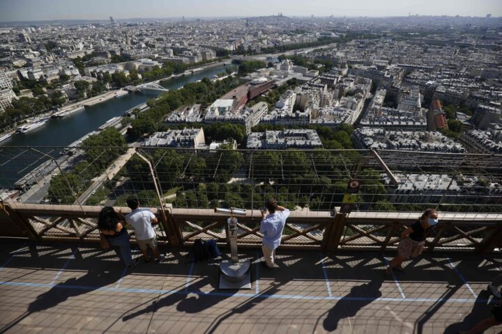 Tras 104 días la Torre Eiffel abrió sus puertas en París