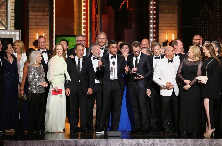 El elenco y el equipo de "Once on This Island", cuando recibieron el premio
