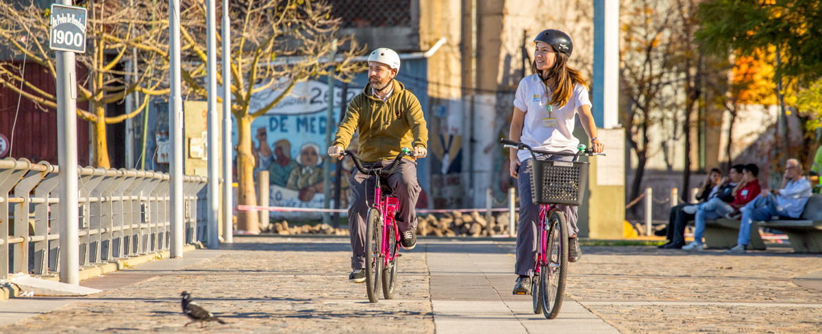 Una pareja pasea en bicicleta por el barrio de La Boca - Conexión Show