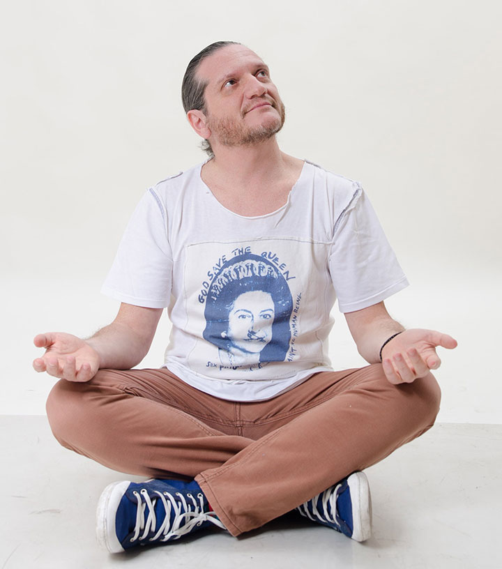 El filósofo Darío Sztajnszrajber sentado con las manos hacia el arriba - Conexión Show