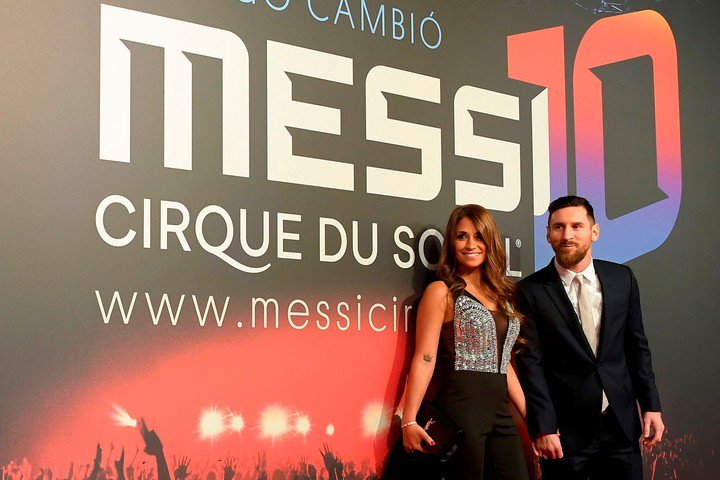 Lionel messi y Antonella Roccuzzo en la presentación del espectáculo Messi10. AFP.