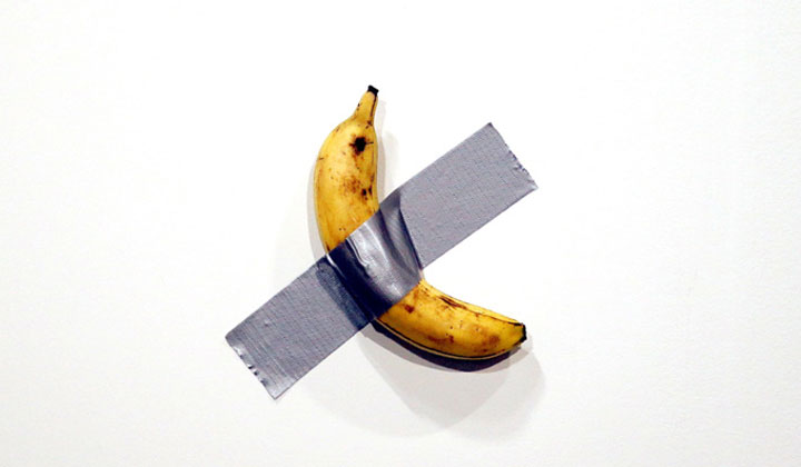 Una banana pegada con cinta adhesiva a una pared.