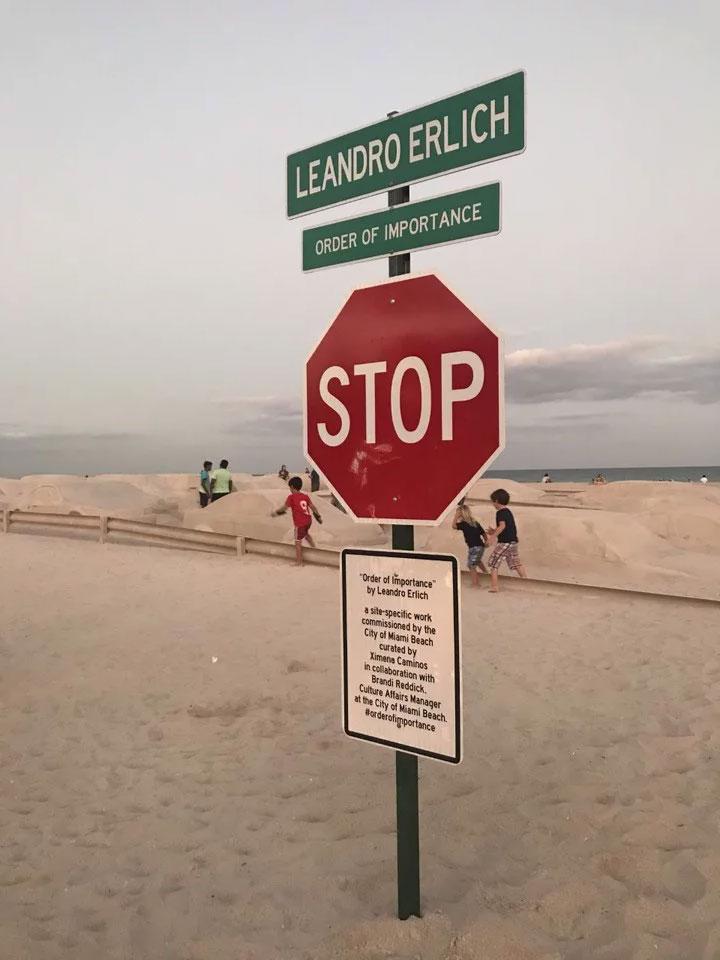 Order of importance: la obra de Leandro Erlich en Miami Beach es una crítica al desastre ambiental