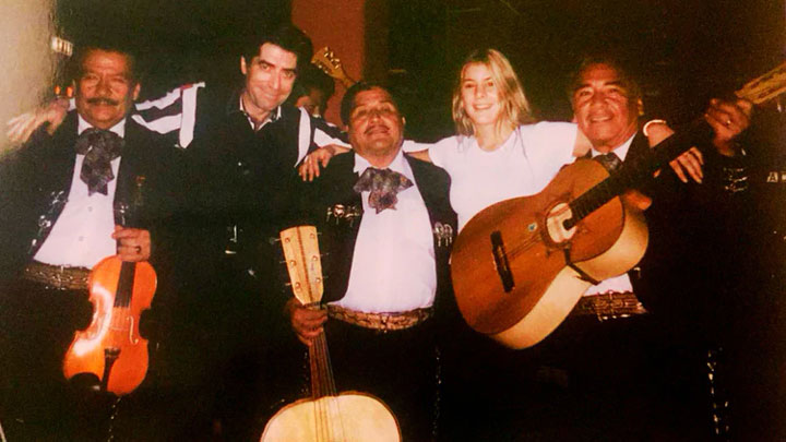 Paula Seminara y Joaquín Sabina junto a un grupo de mariachis